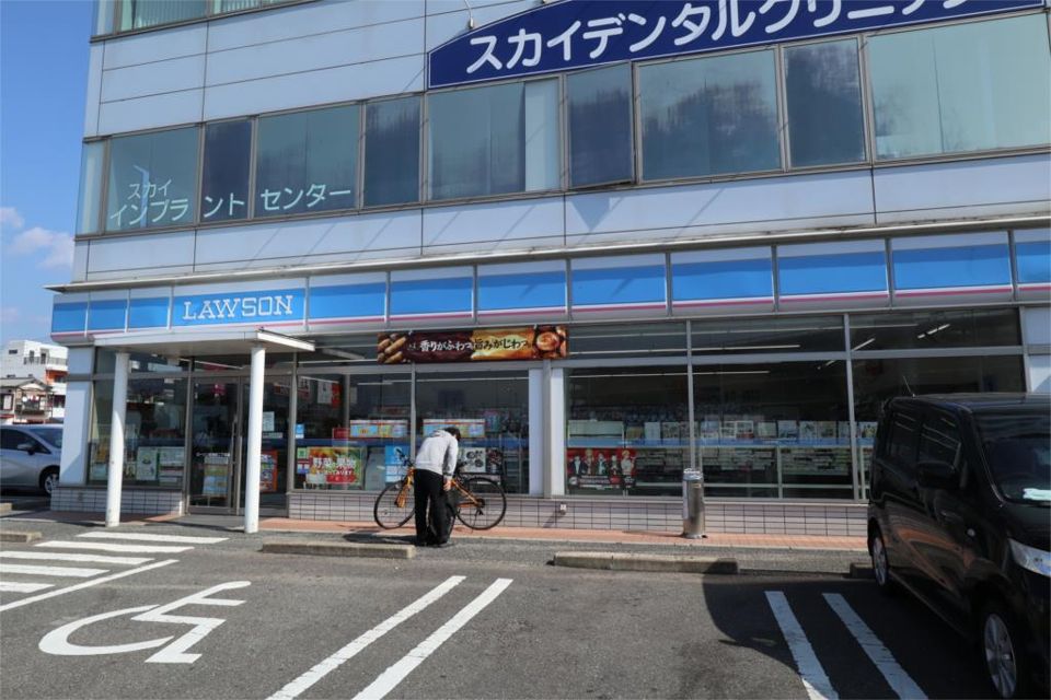 近くのローソン 空港前二丁目店まで86m（徒歩2分）