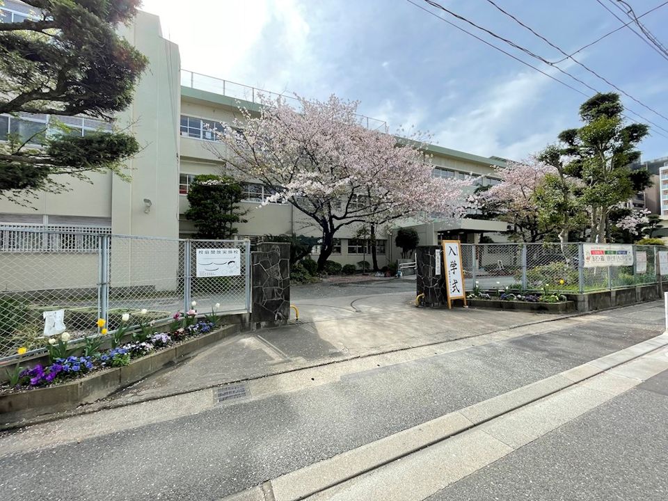 近くの福岡市立春住小学校まで180m（徒歩3分）