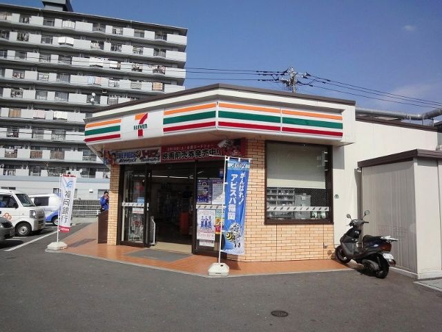 近くのセブンイレブンまで30m（徒歩1分）