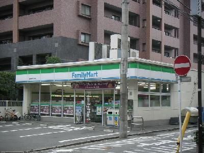 近くのファミリーマートまで114m（徒歩2分）