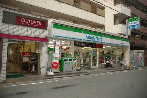 近くのファミリーマートまで95m（徒歩2分）