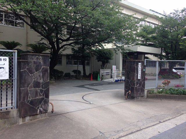 近くの福岡市立春住小学校まで319m(徒歩4分)