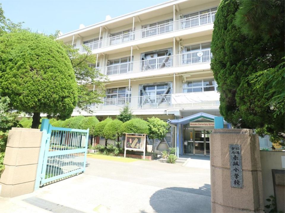 近くの福岡市立赤坂小学校まで1,061m（徒歩14分）