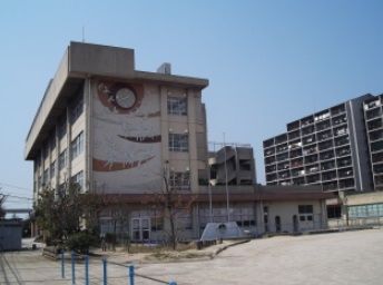 近くの福岡市立東箱崎小学校まで649m(徒歩9分)