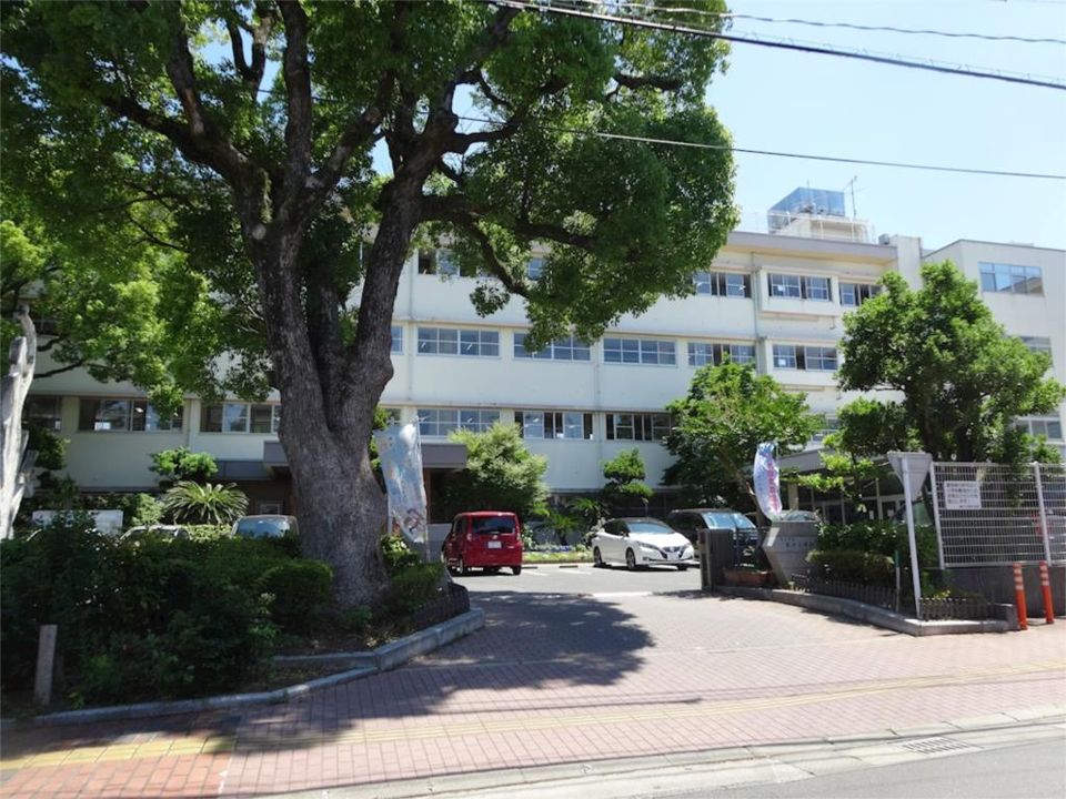 近くの春日市立春日小学校まで632m（徒歩8分）