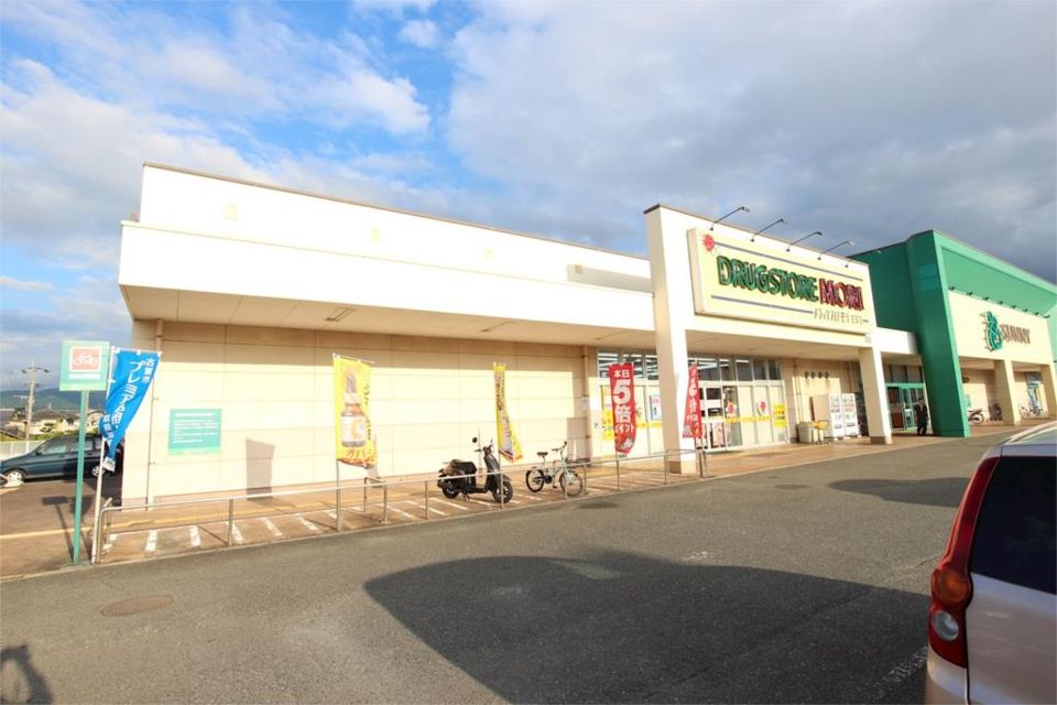 近くのDRUG STORE MORI（ドラッグストアモリ） 古賀店まで122m（徒歩2分）