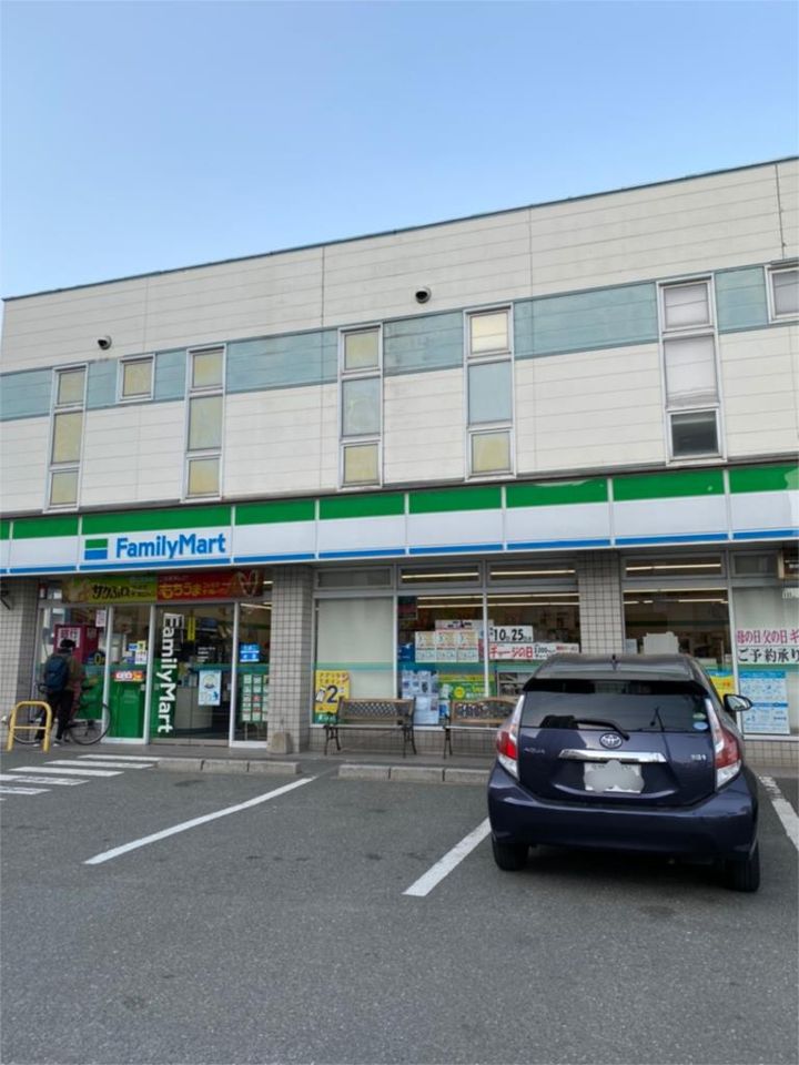 近くのファミリーマート 石城町店まで63m（徒歩1分）