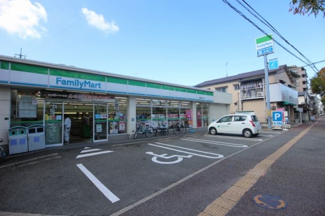 近くのファミリーマートまで160m(徒歩2分)