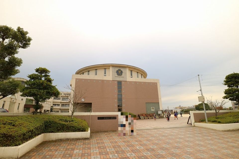 近くの須恵町立須恵第三小学校まで1,403m（徒歩18分）