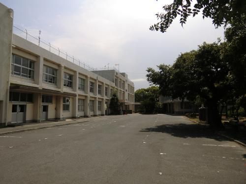 近くの福津市立福間小学校まで1,095m（徒歩14分）