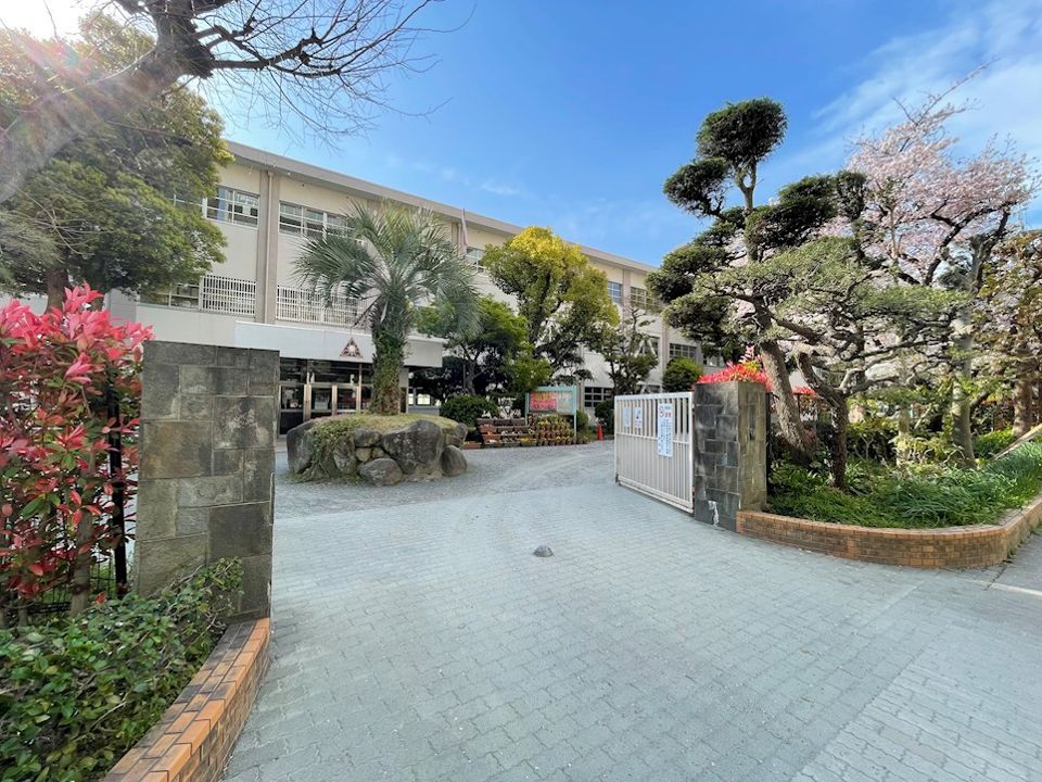近くの東住吉小学校まで700m（徒歩9分）