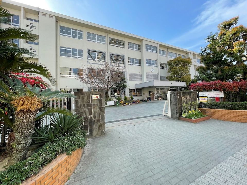 近くの東住吉中学校まで700m（徒歩9分）