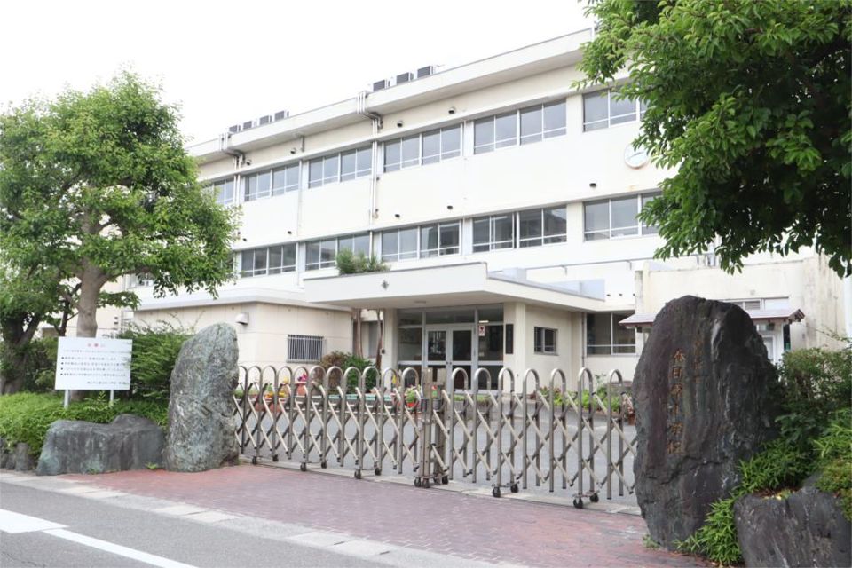 近くの春日市立春日原小学校まで521m（徒歩7分）
