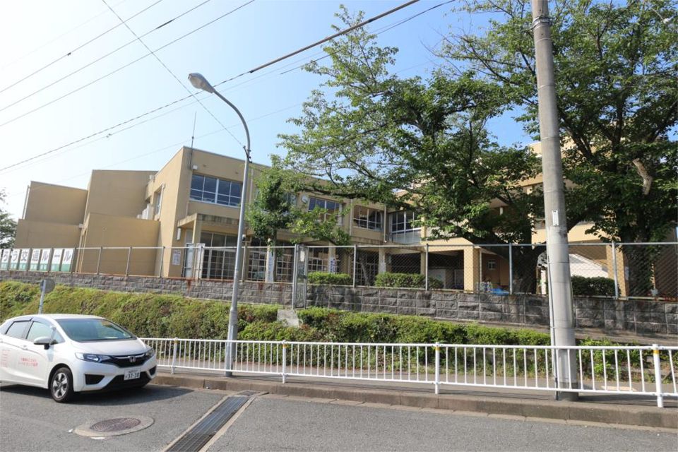 近くの福岡市立堤丘小学校まで187m（徒歩3分）