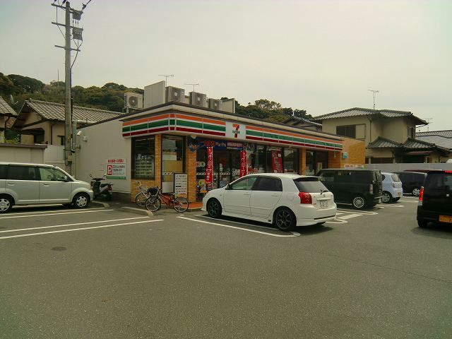 近くのセブンイレブン 古賀花鶴丘店まで975m(徒歩13分)