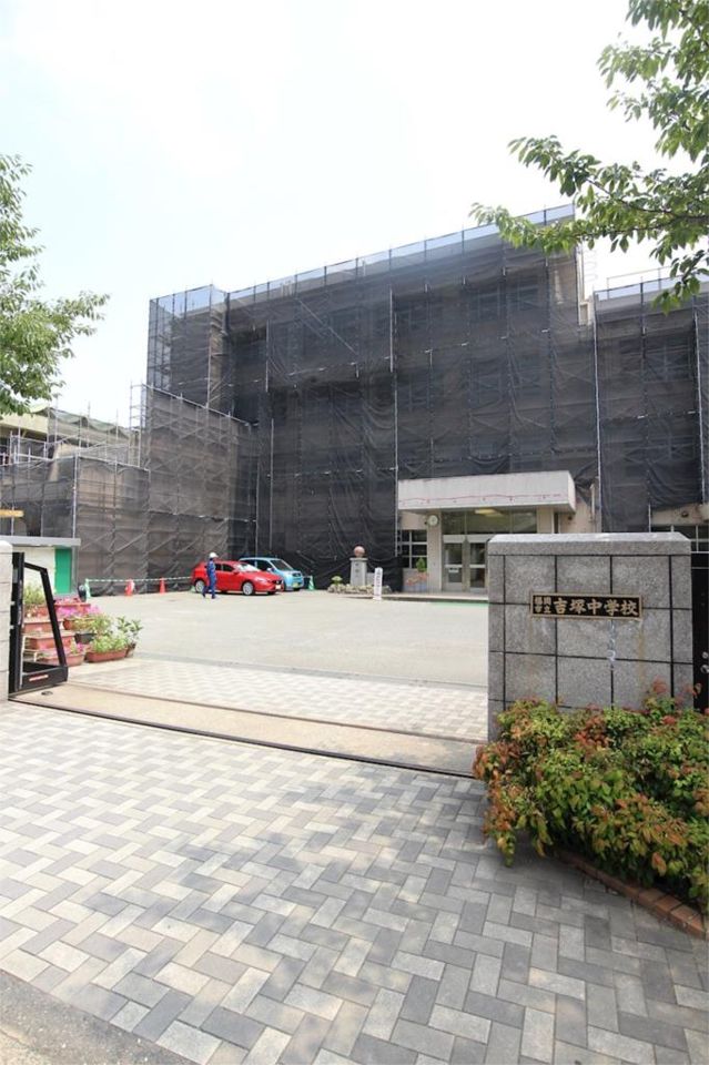 近くの吉塚中学校まで250m（徒歩4分）