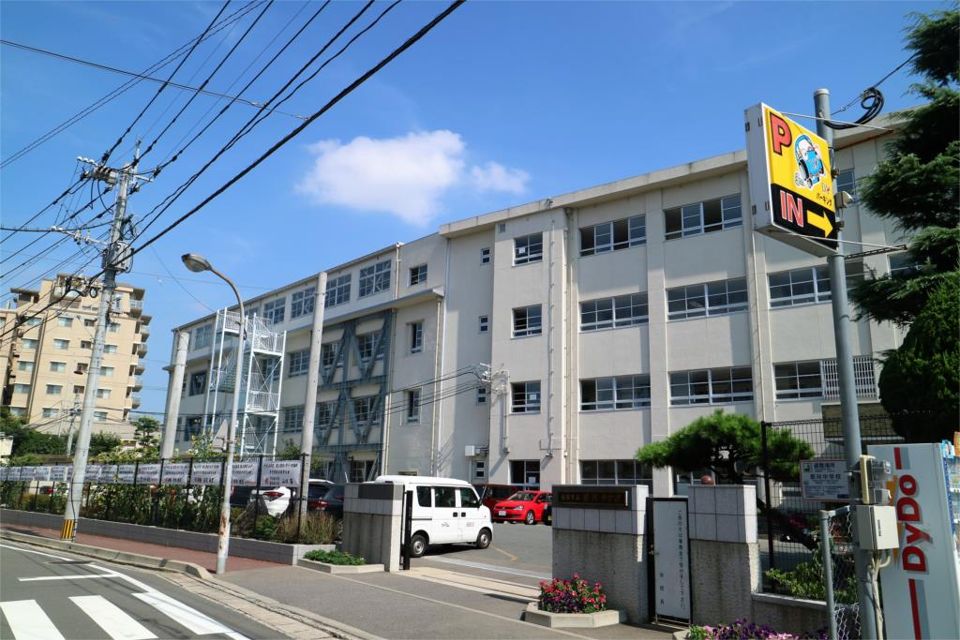 近くの那珂中学校まで1,200m(徒歩15分)