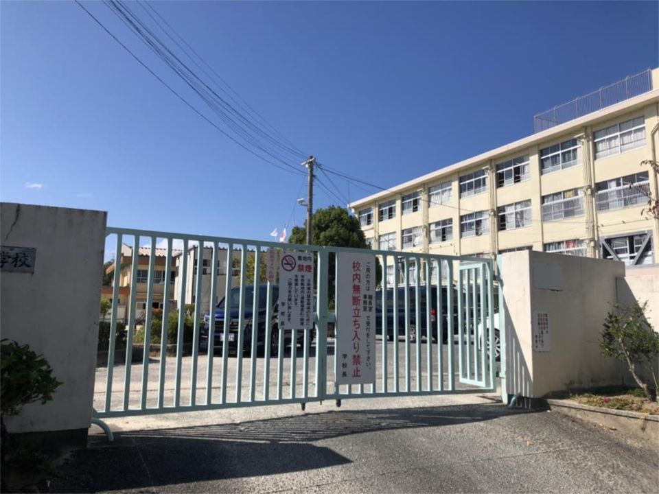 近くの福岡市立原西小学校まで1,300m（徒歩17分）