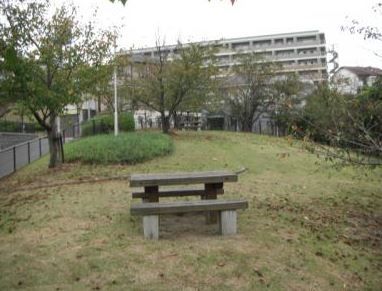 近くの空港前東緑地まで882m(徒歩12分)