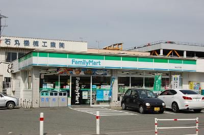 近くのファミリーマートまで850m（徒歩11分）