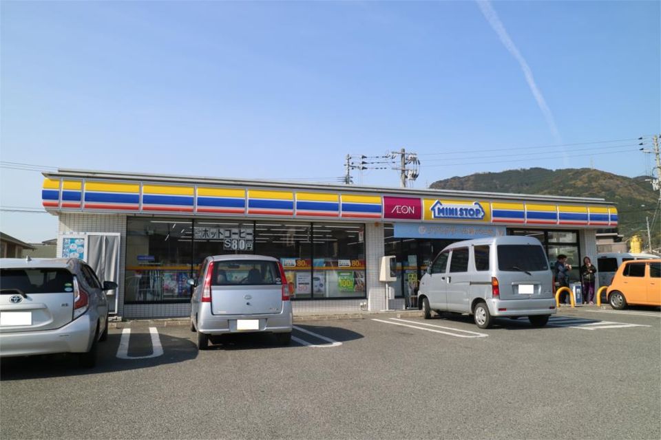近くのミニストップ 上須恵店まで521m（徒歩7分）