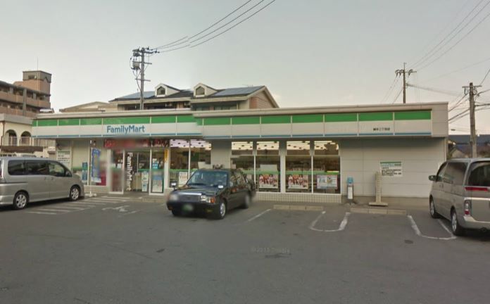 近くのファミリーマートまで45m（徒歩1分）