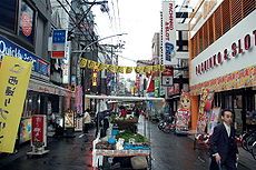 近くの西新商店街まで303m(徒歩4分)