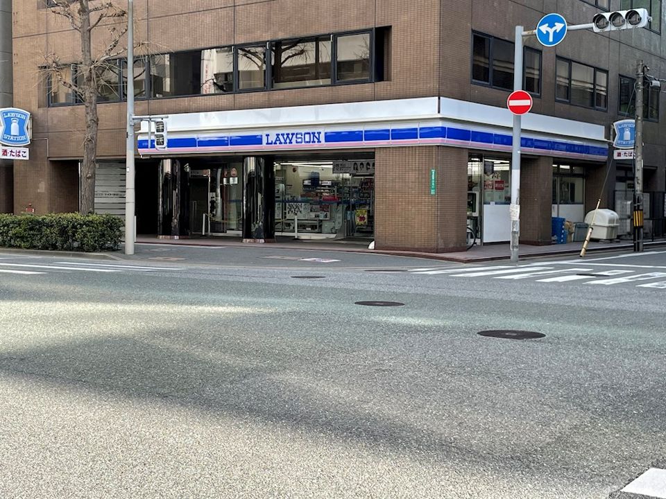 近くのローソン 博多駅東店まで82m（徒歩2分）