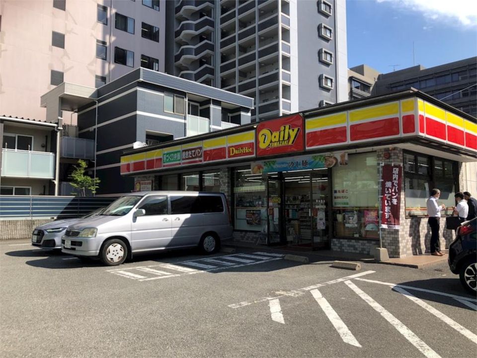 近くのデイリーヤマザキ 博多駅東店まで131m（徒歩2分）