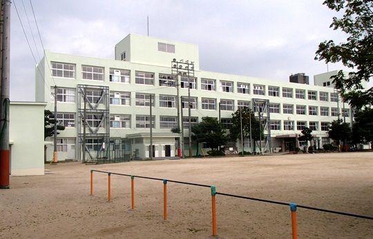 近くの福岡市立多々良小学校まで2,342m（徒歩30分）