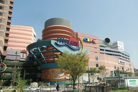 近くのキャナルシティ博多まで729m（徒歩10分）