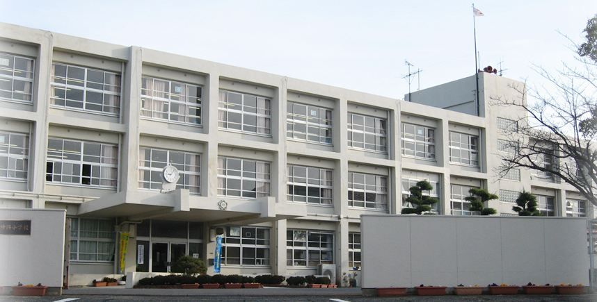 近くの神輿小学校まで1,900m（徒歩24分）