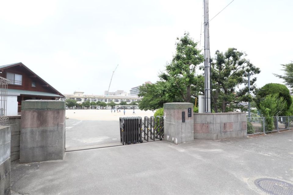 近くの春日市立春日北小学校まで942m（徒歩12分）