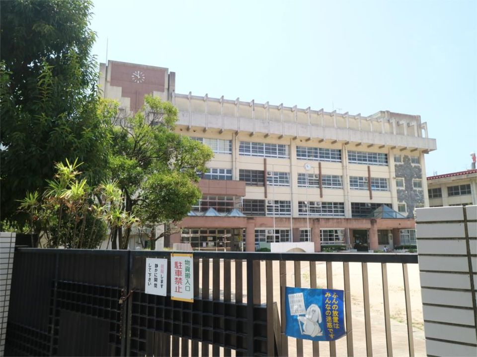 近くの福岡市立春吉小学校まで327m（徒歩5分）