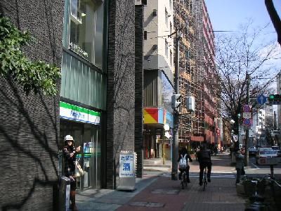 近くのファミリーマートまで172m(徒歩3分)