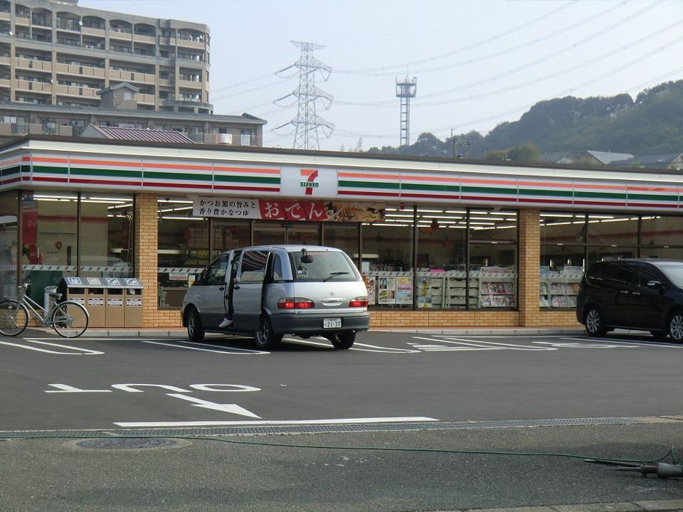 近くのファミリーマート美しが丘北店まで348m（徒歩5分）