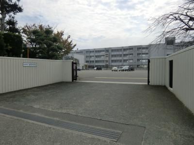 近くの古賀市立古賀中学校まで1,458m（徒歩19分）