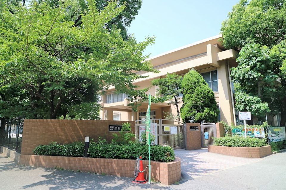 近くの福岡市立堅粕小学校まで630m(徒歩8分)