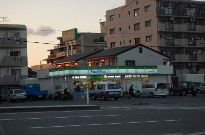 近くのファミリーマートまで800m(徒歩10分)