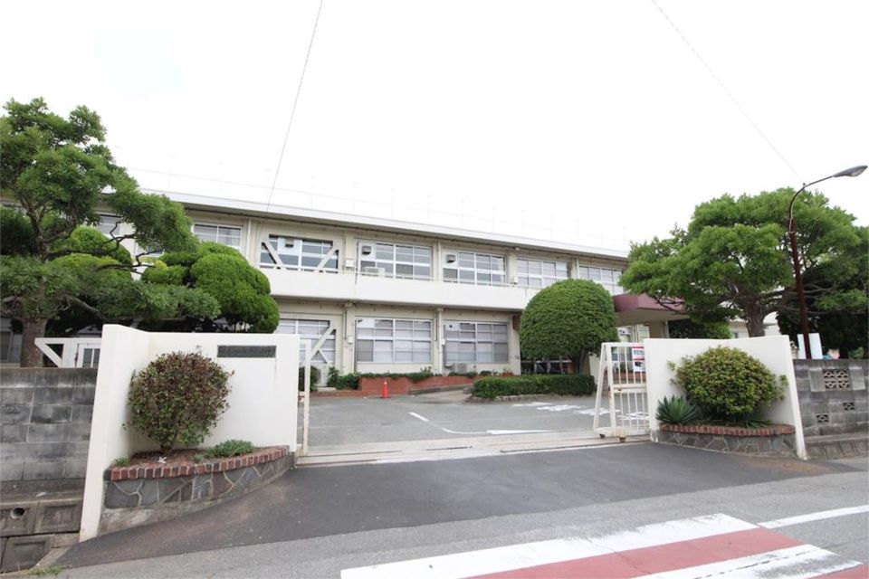 近くの粕屋町立仲原小学校まで512m（徒歩7分）