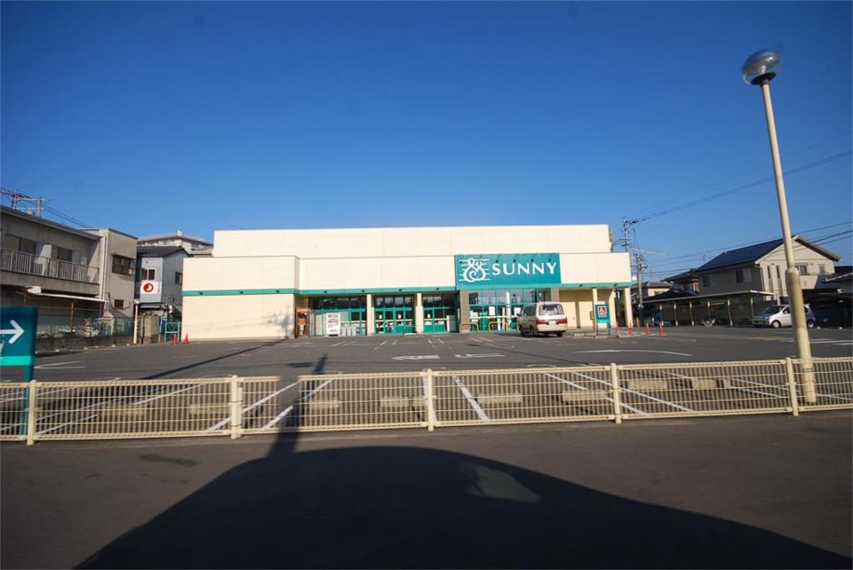 近くのサニー日の出町店まで591m（徒歩8分）