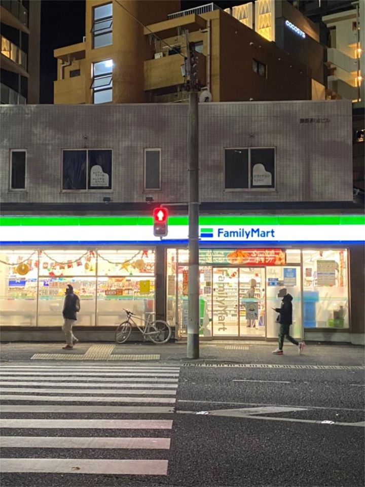 近くのファミリーマート 警固二丁目店まで162m（徒歩3分）