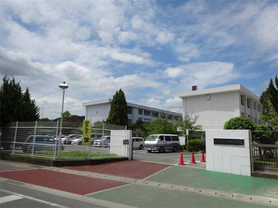 近くの春日市立天神山小学校まで917m（徒歩12分）