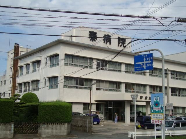 近くの秦病院まで402m（徒歩6分）