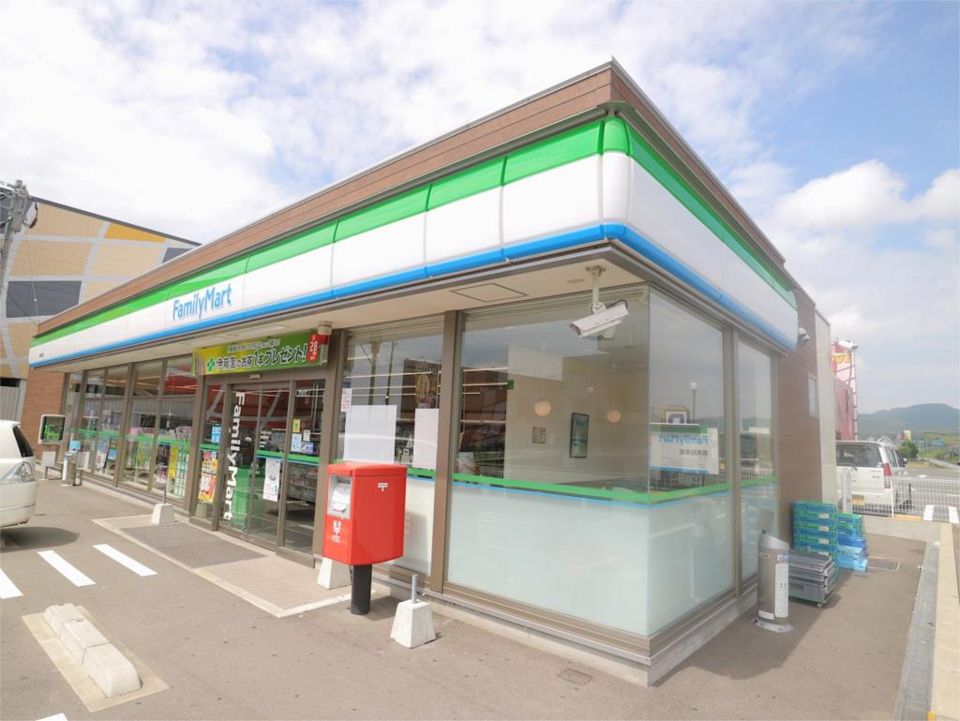 近くのファミリーマート 宗像徳重店まで129m(徒歩2分)