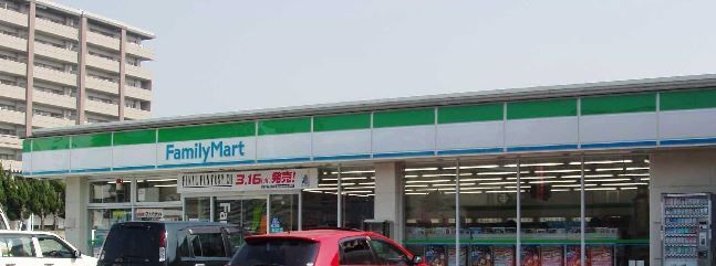 近くのファミリーマートまで195m(徒歩3分)