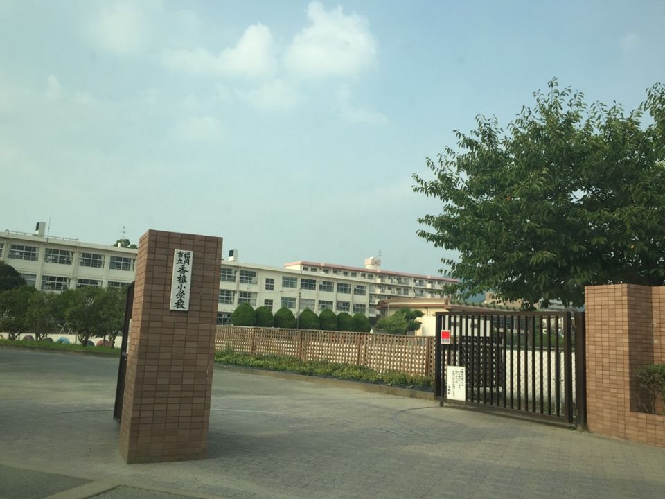 近くの香椎小学校まで649m(徒歩9分)