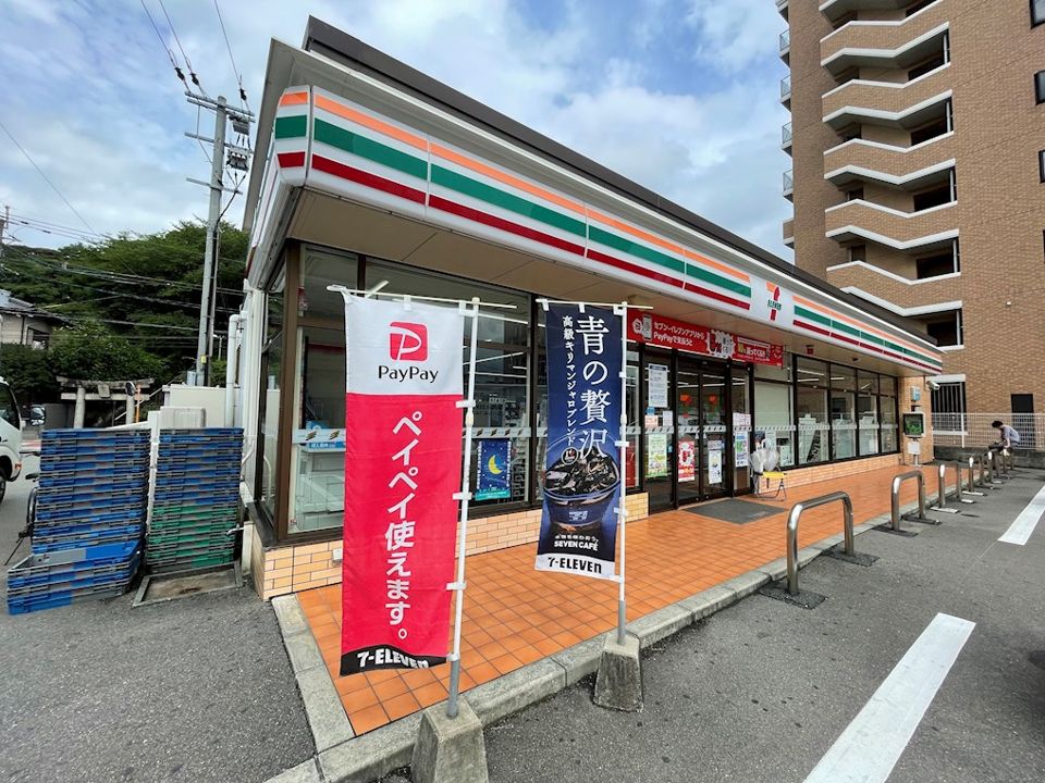 近くのセブンイレブン 福岡愛宕2丁目店まで180m（徒歩3分）