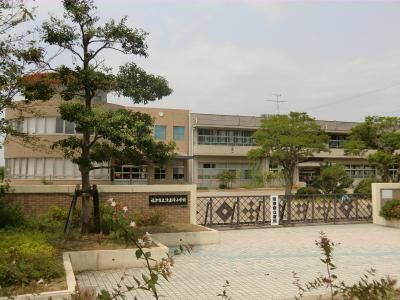 近くの福津市立津屋崎小学校まで876m(徒歩11分)
