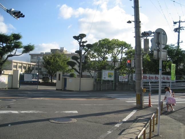 近くの筥松小学校まで1,400m（徒歩18分）